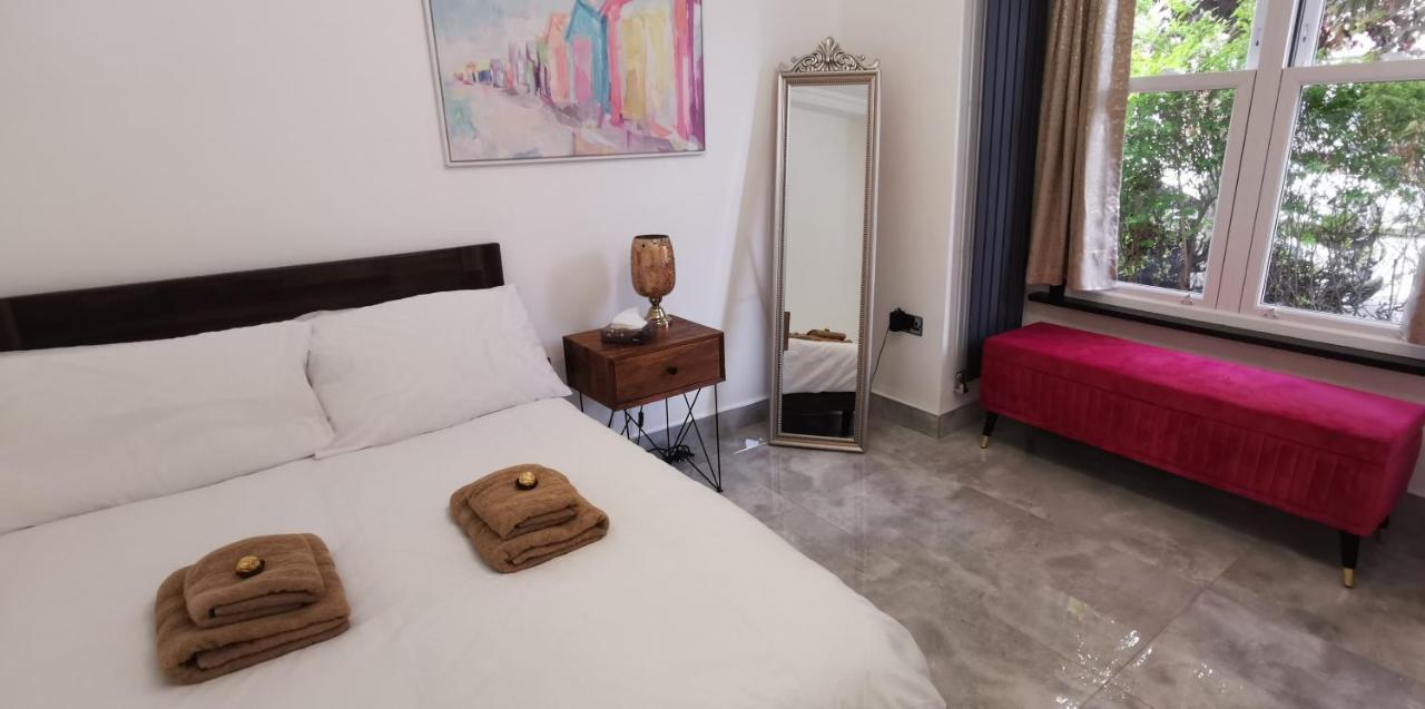 Luxury London Garden Home Sleep 7, 2 Mins To Metro エクステリア 写真